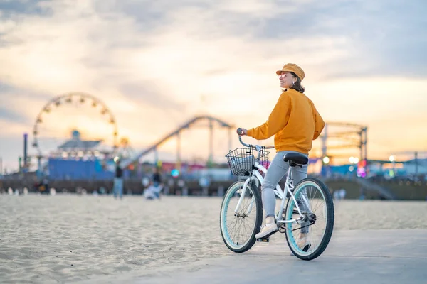 Usmívající Dívka Kole Pláži Santa Monica — Stock fotografie