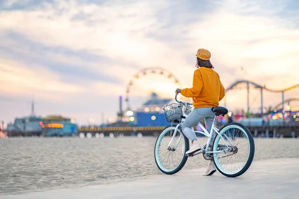 Mujer Joven Con Bicicleta Los Ángeles Estados Unidos — Foto de Stock