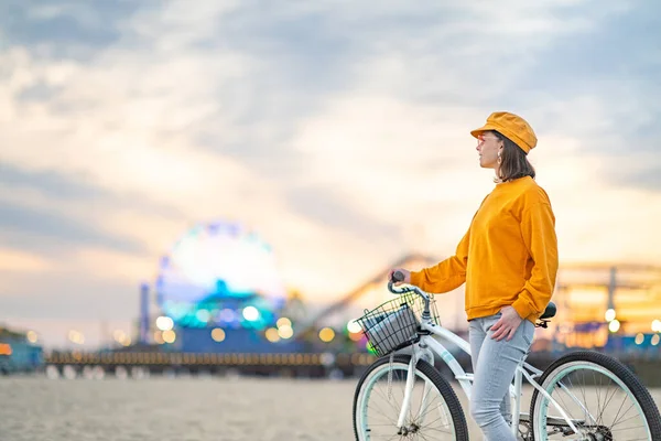 Mulher Sorridente Com Uma Bicicleta Pôr Sol — Fotografia de Stock