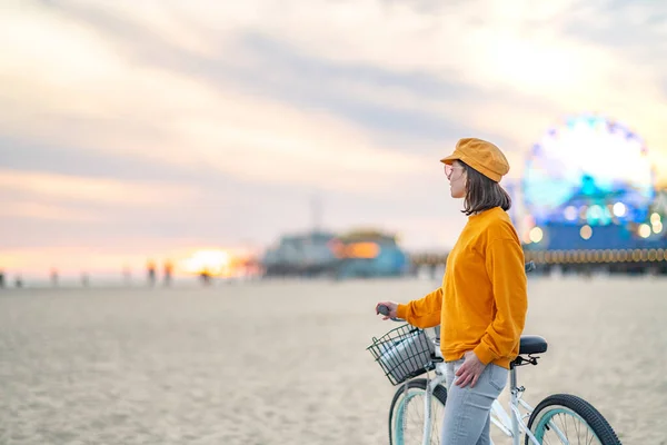 Bella Donna Con Una Bicicletta Tramonto — Foto Stock