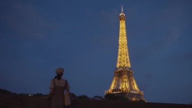 Akşamları Eyfel Kulesi 'ndeki genç kadın, Paris.