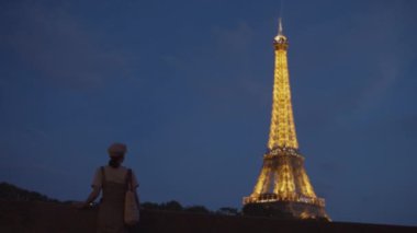 Eyfel Kulesi 'nden genç bir turist gece aydınlandı.