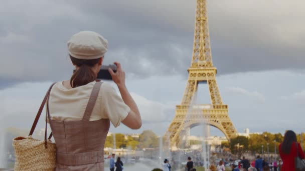 Молодой Фотограф Шапке Эйфелевой Башне Париже — стоковое видео