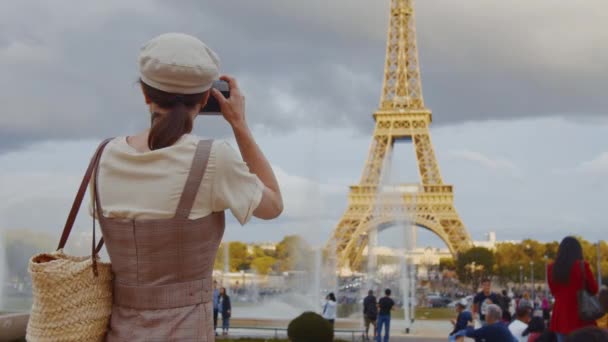 Молодой Фотограф Фотографирует Эйфелеву Башню Париже — стоковое видео