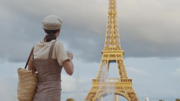 Joven Turista Con Cámara Retro Torre Eiffel Francia — Vídeo de stock