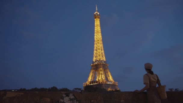 Joven Turista Torre Eiffel Por Noche Francia — Vídeo de stock