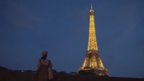 Jovem Mulher Torre Eiffel Noite Paris — Vídeo de Stock