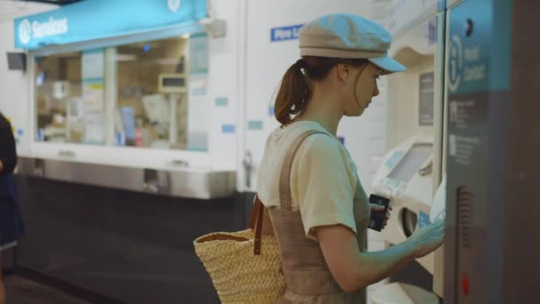 Jeune Femme Achetant Des Billets Dans Métro Paris — Video