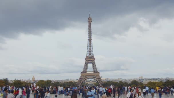 Folkmassa Torget Vid Eiffeltornet Paris — Stockvideo