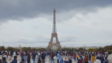 Paris Eyfel Kulesi 'nde yürüyen genç kız.