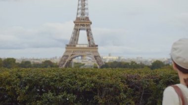 Paris, Fransa 'daki Eyfel Kulesi' nde genç bir kız.