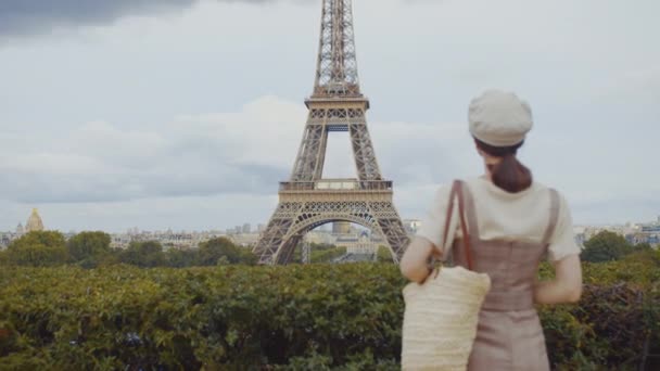 Young Tourist Eiffel Tower Paris France — Stock Video