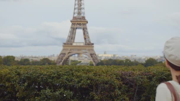 Jong Meisje Eiffeltoren Parijs Frankrijk — Stockvideo