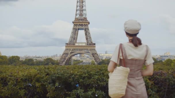 Mladá Dívka Čepici Eiffelově Věži Francie — Stock video