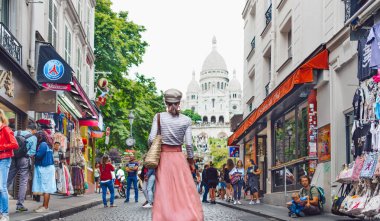 Genç bir kadın Paris, Fransa 'da bir sokakta