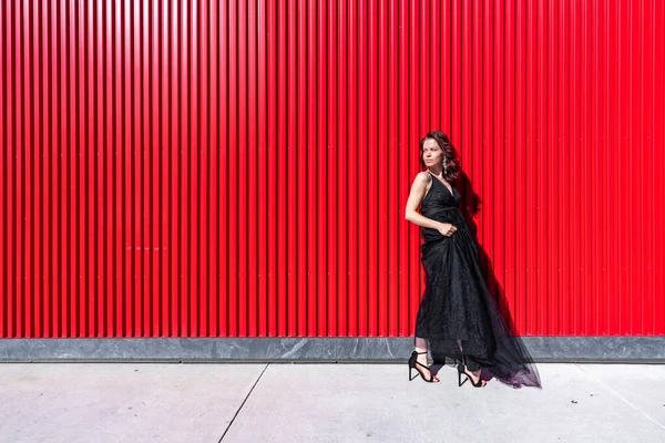 Ελκυστικό Κορίτσι Μαύρο Φόρεμα Φόντο Κόκκινου Τοίχου — Φωτογραφία Αρχείου