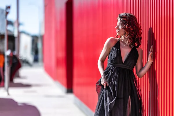 Chica Atractiva Vestido Negro Sobre Fondo Una Pared Roja Los —  Fotos de Stock