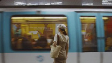 Paris 'teki metro istasyonundaki genç kız.