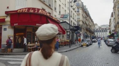 Paris Montmartre 'de yürüyen genç bir turist.