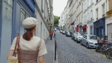 Montmartre, Paris 'te genç bir turist