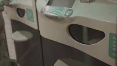 Paris 'ten metro bileti alan genç bir kadın.