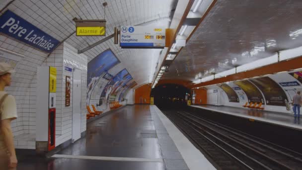 Metroda Tren Bekleyen Genç Bir Kız — Stok video