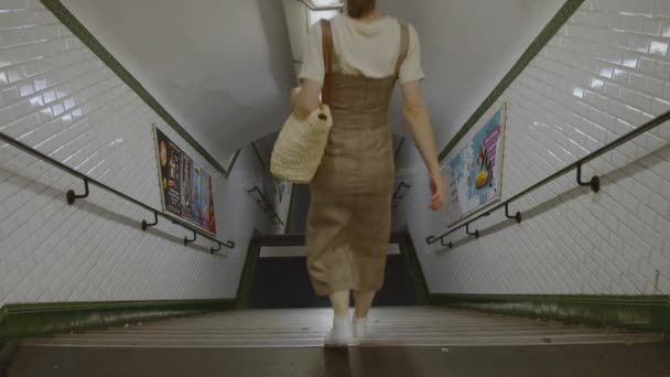 Atraktivní Dívka Kráčí Dolů Schodech Metru — Stock video