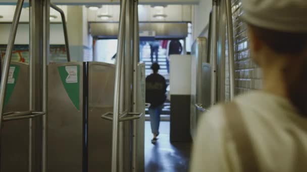 年轻女子乘地铁通过 — 图库视频影像