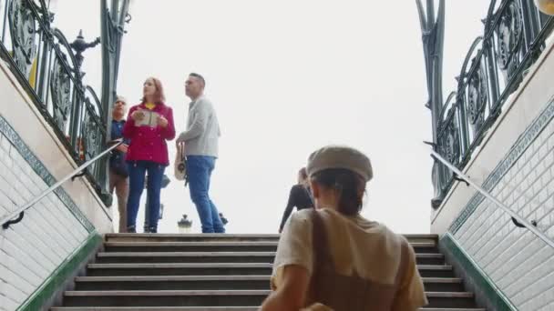 Jong Meisje Klimt Vanaf Een Metro Frankrijk — Stockvideo