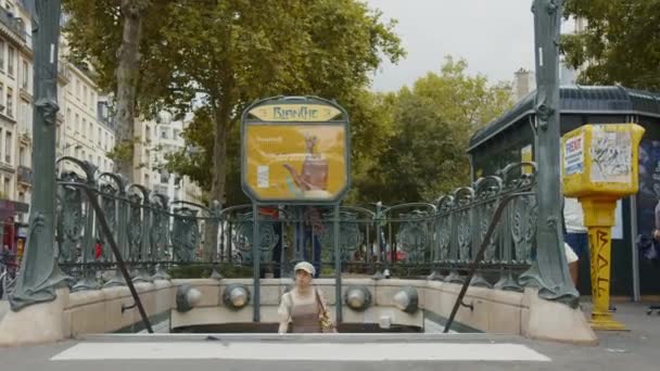 Молодая Девушка Выходит Метро Париже — стоковое видео