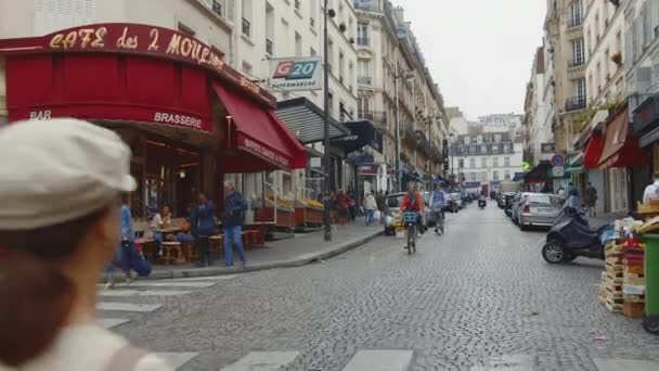 Юный Турист Гуляющий Парижу Франция — стоковое видео