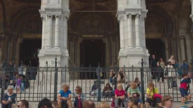 Fransa 'daki ünlü Sacre Coeur Katedrali' nde turistler