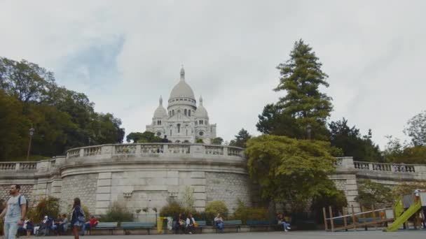 巴黎Sacre Coeur大教堂的年轻姑娘 — 图库视频影像