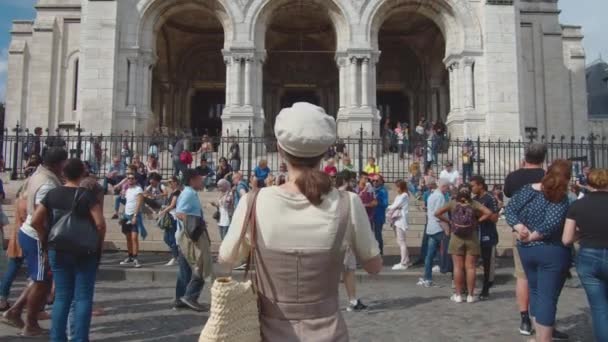 Jonge Vrouw Fotografeert Kathedraal Sacre Coeur Parijs — Stockvideo