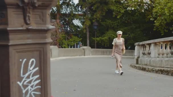 Mujer Joven Caminando Europa — Vídeos de Stock