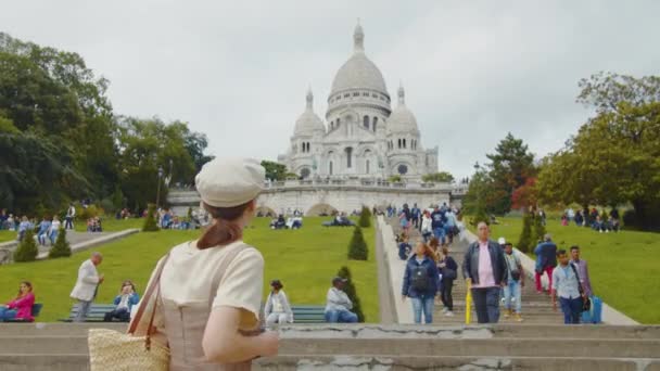 在法国Sacre Coeur大教堂拍照的年轻摄影师 — 图库视频影像