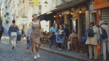 Şehirde gezen genç turist.