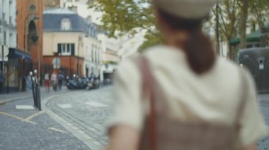 Paris 'te sokakta yürüyen genç bir kız.