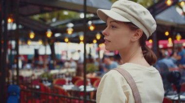 Fransa, Paris 'teki Fransız kafesinde gülümseyen kadın.