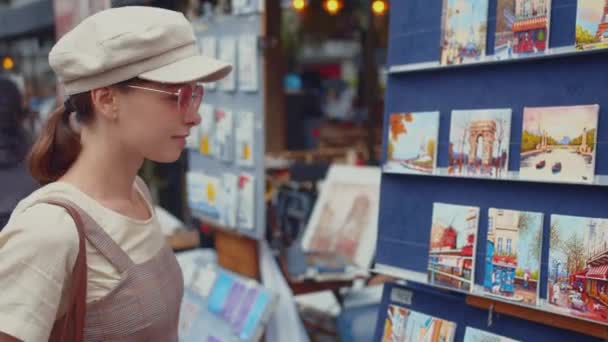 Mujer Joven Una Exposición Arte Callejero París — Vídeo de stock