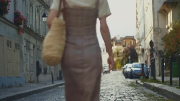 Jovem Mulher Caminhando Nas Ruas Paris França — Vídeo de Stock