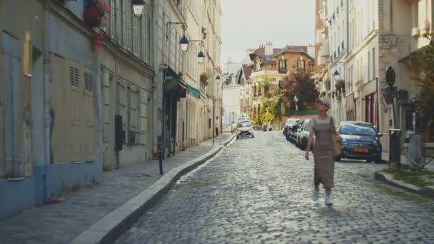 Schöne Frau Spaziert Durch Die Straßen Von Paris — Stockvideo