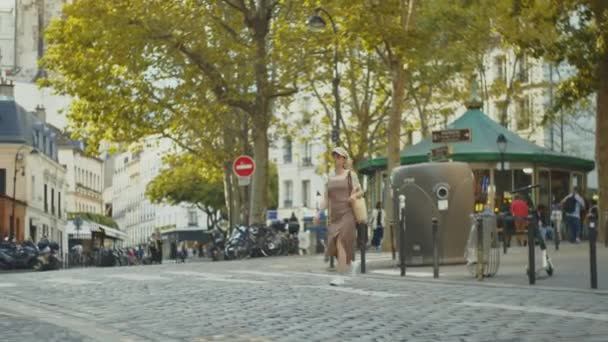 Chica Joven Caminando París Vacaciones — Vídeos de Stock