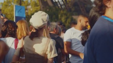 Eyfel Kulesi 'nin önünde duran etkileyici bir turist.