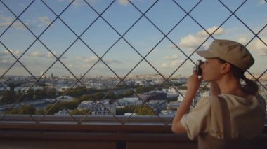 Paris 'te genç bir turist fotoğraf çekiyor.