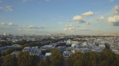 Genç fotoğrafçı şehir manzarasının fotoğraflarını çekiyor, Paris