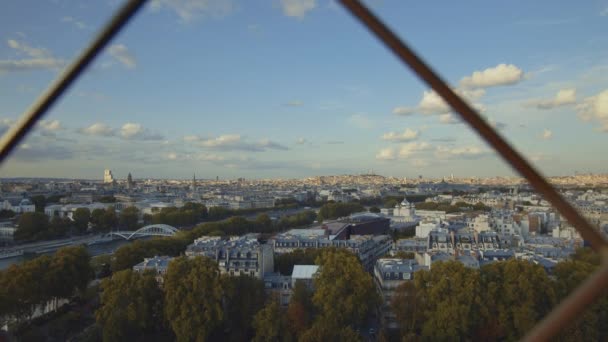 Mladá Žena Fotí Eiffelově Věži — Stock video