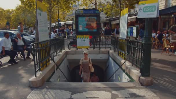 Young Girl Leaving Subway Paris — Stock Video
