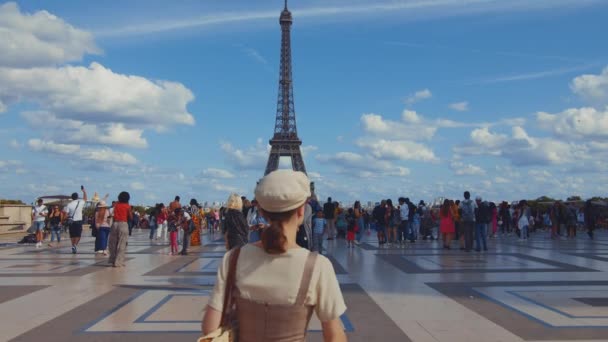 Junger Tourist Auf Dem Platz Der Nähe Des Eiffelturms Paris — Stockvideo