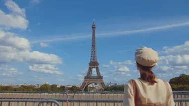 Paris, Fransa 'daki Eyfel Kulesi' nde genç bir kadın.